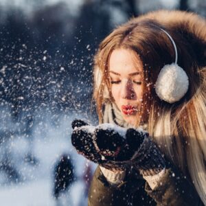 How To Keep Your Skin Healthy And Glowing In Winter- women in the snow